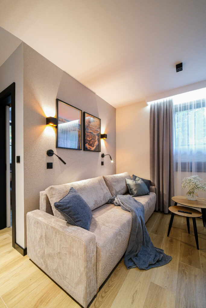 Apartament 3 – salon z rozkładaną sofą, 4-osobowy – Sarbinowo