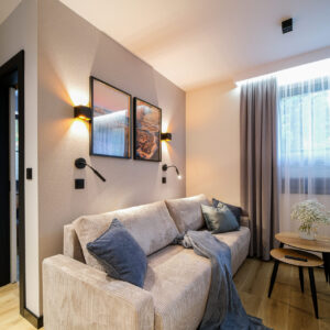 Apartament 3 – salon z rozkładaną sofą, 4-osobowy – Sarbinowo