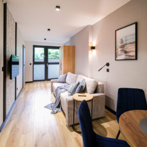 apartamenty w Sarbinowie – salon z widokiem na ogród STAY AT