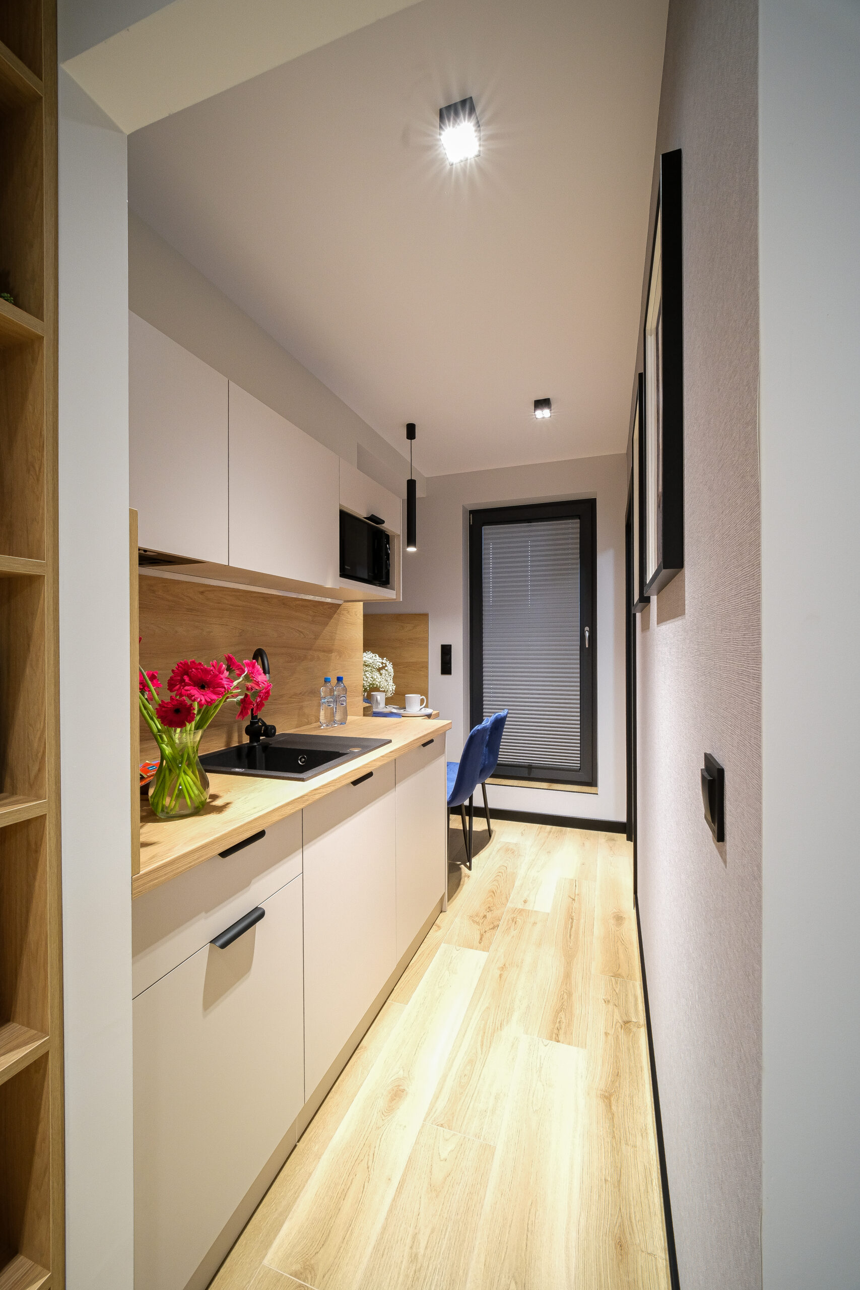 Nowoczesny apartament w Sarbinowie – aneks kuchenny i korytarz